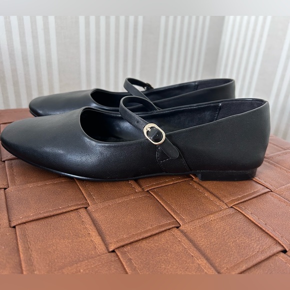 Banana Republic Shoes - Banana Republic, Black Mary Jane Ballet Flat Women’s Size 7 Vegan Leather